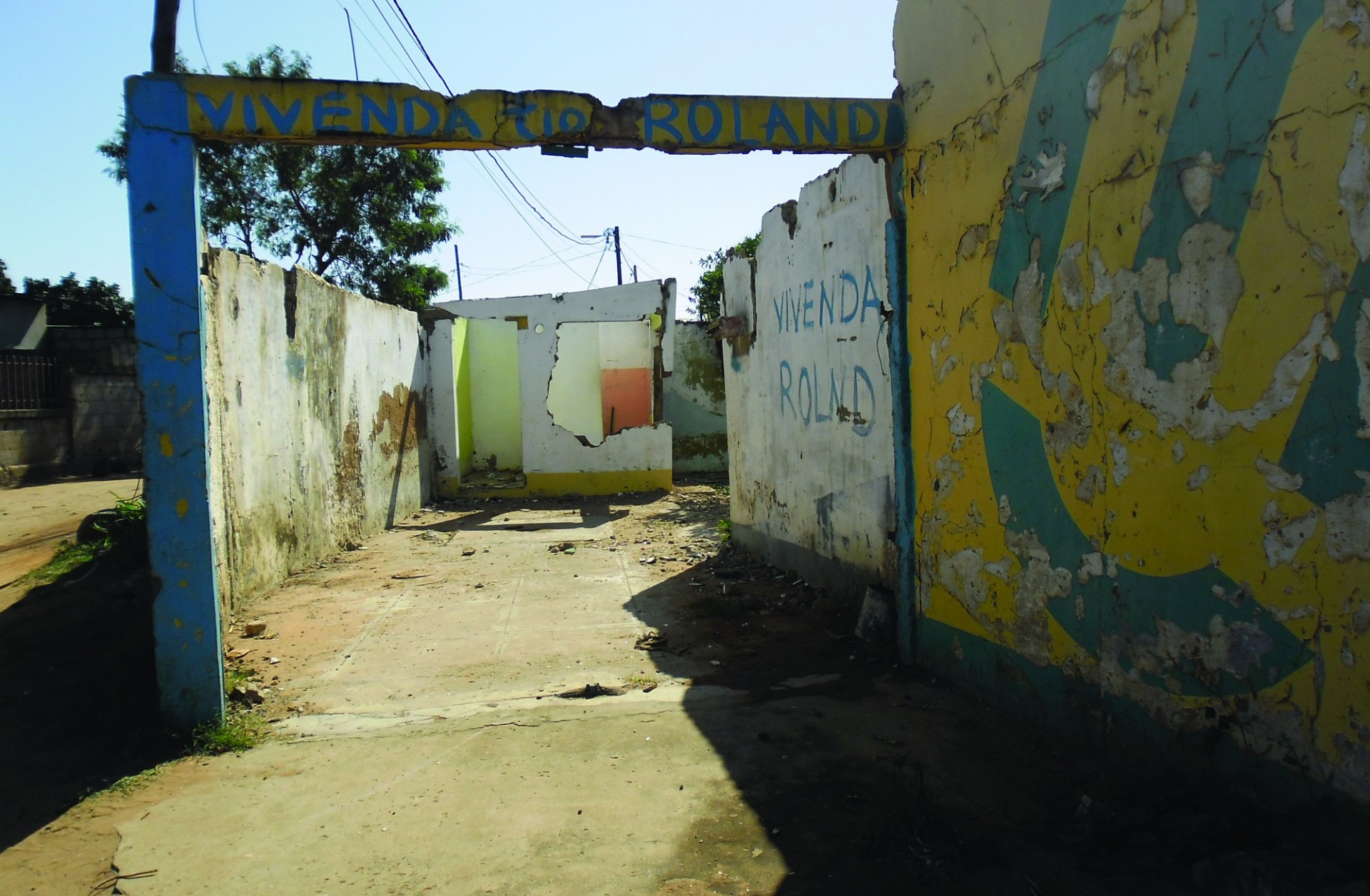 Cover of the Mozambique Report entitled "Public Spaces Should Belong to Us"